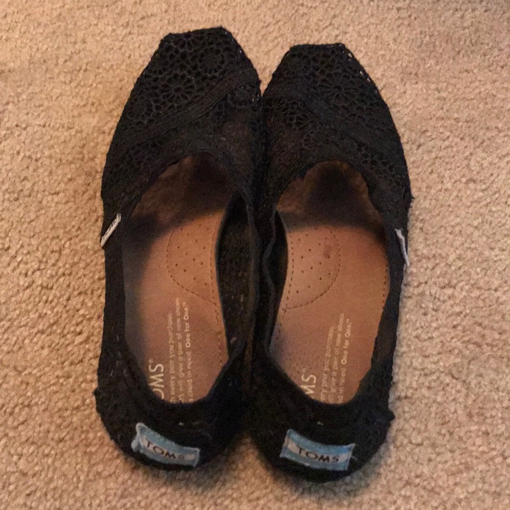 Black lace Toms